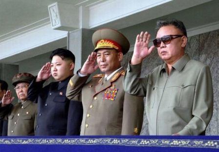 Photo de l'agence nord-coréenne officielle Kcna, du leader Kim Jong-Il (à droite) et de son fils Kim Jong-Un (2e à gauche), lors d'une parade militaire, le 9 septembre 2011 à Pyongyang - Légende afp.com