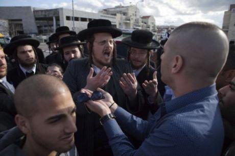 Israël : la ségrégation sexuelle imposée par les ultras dégénère Israël : la ségrégation sexuelle imposée par les ultras dégénère