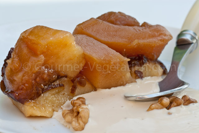 Gateau Pommes Pruneaux assiette avec crème